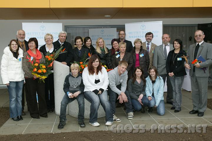 2008.11.14_14.55.10.JPG - Das Leitungsteam von "RdK" N mit Pfarrer Schuh, Bgm. Heuras,  den Betreuern und einigen Bewohnern des neuen Wohlfahrtshauses.