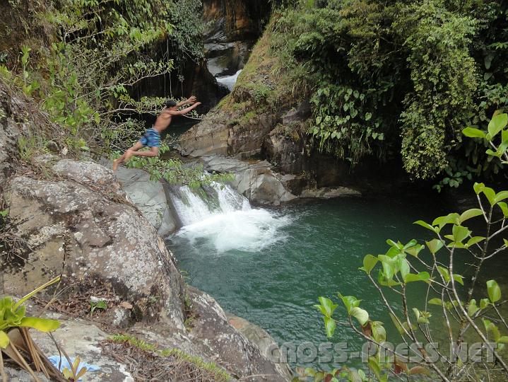 3-46a.JPG - Die Natur rund um Longo Mai ist ein Paradies pur.   Im Fluss Sonador können Kinder jeden Tag, das ganzes Jahr über baden.