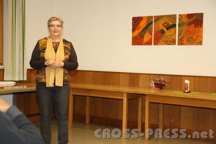 2014.11.12_20.33.44.jpg - Christie Kaindl organisierte den Info-Abend Ã¼ber die Albanienhilfe und ist auch Ansprechperson fÃ¼r die Sammelaktion in St. Peter/Au.