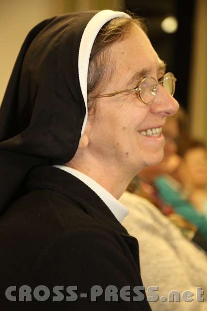 2014.11.12_20.45.34.jpg - Schwester Cornelia von den Franziskanerinnen in Amstetten ist eine langjÃ¤hrige Mitarbeiterin am Projekt.