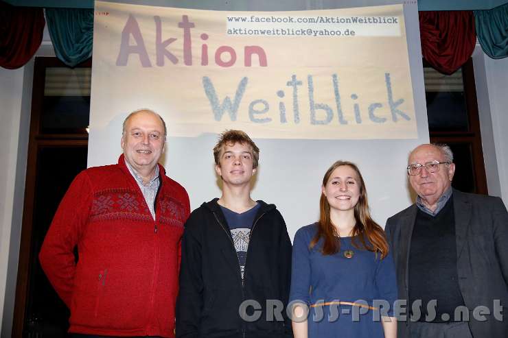2016.02.05_20.30.16.JPG - Diakon Josef Muhr und Altpfarrer Anton Högl mit den Volontären Sarah und Stefan.