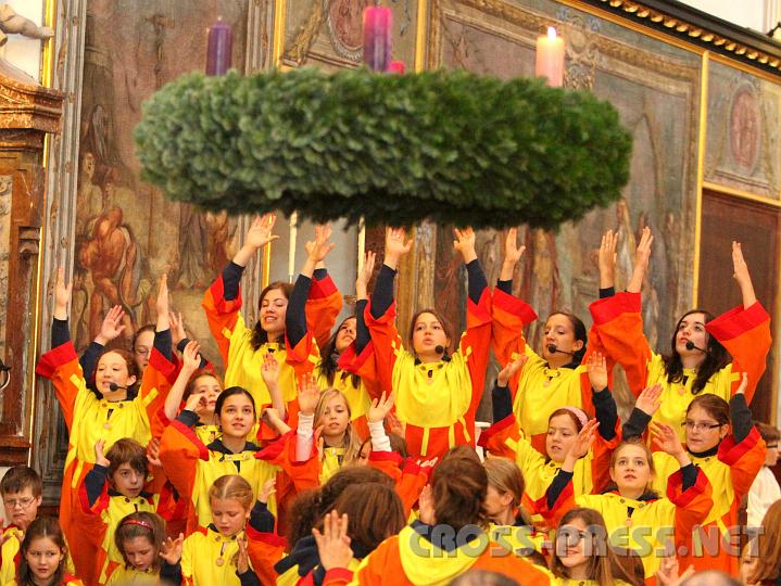 2010.12.12_11.14.54_b.jpg - "Gods Singing Kids" loben und preisen den Herrn mit einem Tanz.  Und tragen dabei den Adventkranz.  ;)