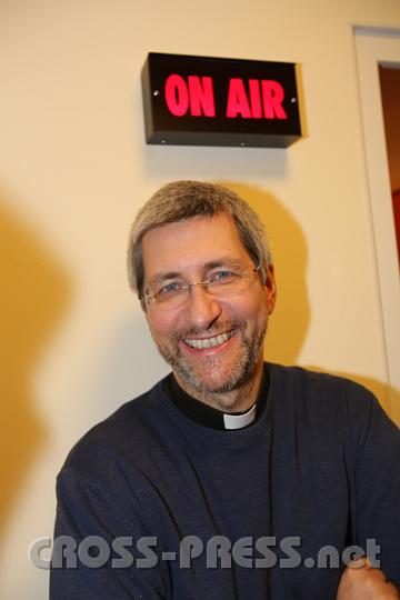 2012.11.25_17.06.45.jpg - DER "Priester" der Charts und Direktor von Radio Maria Austria ist ja -so oder so- immer ON AIR.   :)