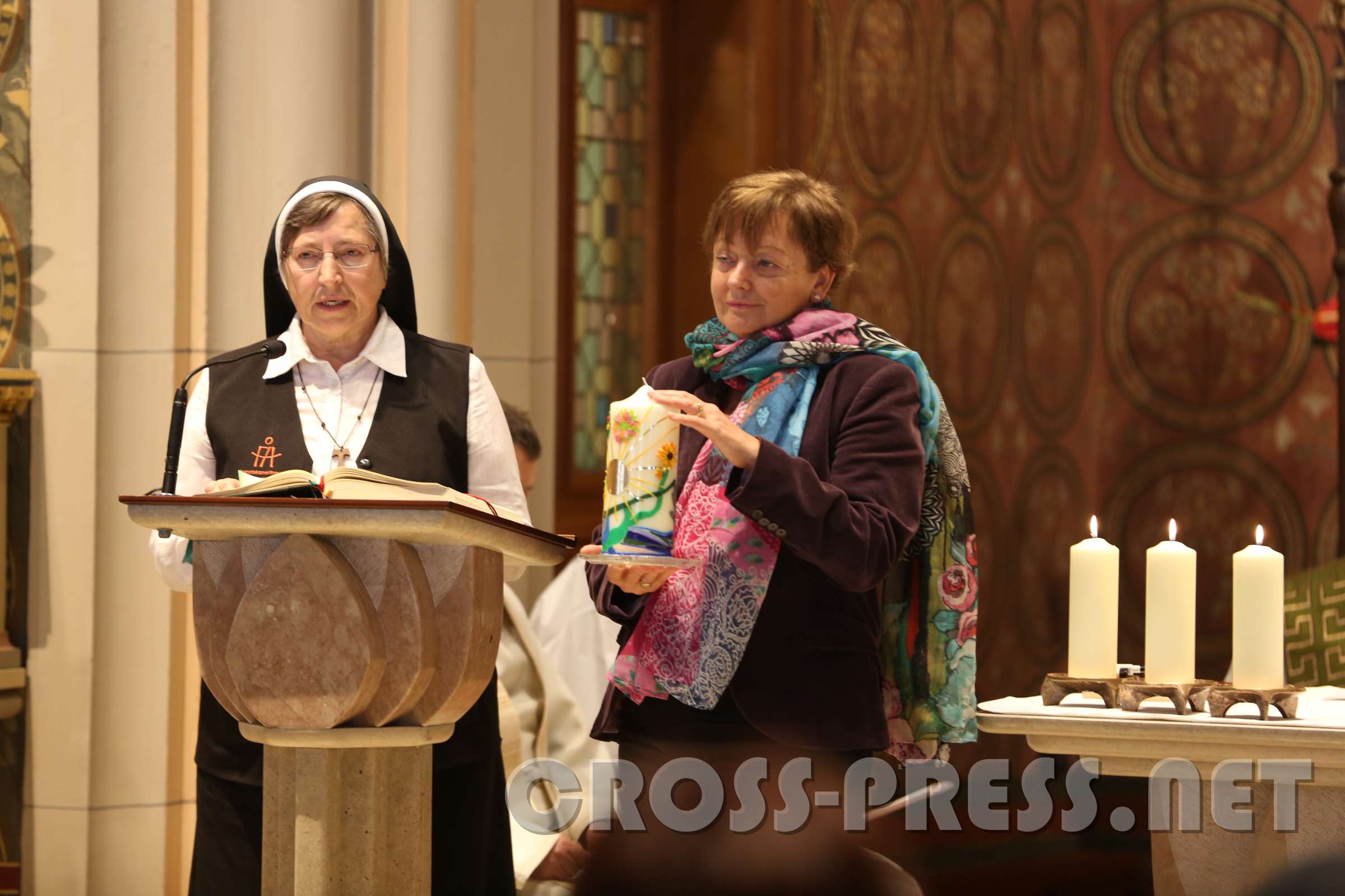 WiederEröffnung der KlosterKirche Generaloberin Schwester Franziska berichtet, wie durch die erfahrene Solidarität ein Freundeskreis entstanden sei. Hier die Kerze der "Initiative Freundeskreis mit den Franziskanerinnen Amstetten".