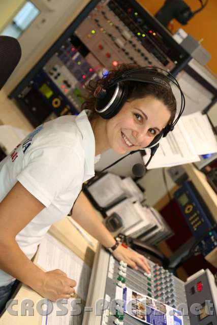 2014.06.18_14.26.59_01.jpg - Birgit Urban moderiert oft im Amstettner Studio. Sie ist auch fleißig in der Promotion des Radios tätig.