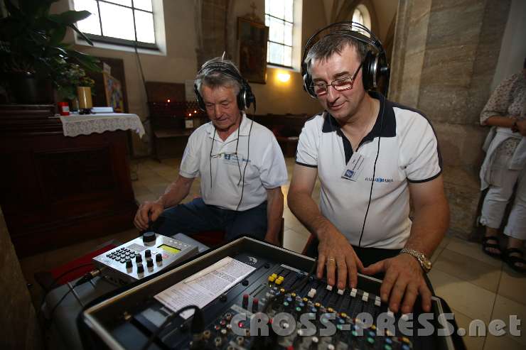2014.06.18_19.02.45.jpg - Die Mitarbeiter des Mobilstudioteams Leo Scheibreithner und Franz Wagner haben schon alles für die live Übertragung der hl.Messe vorbereitet.