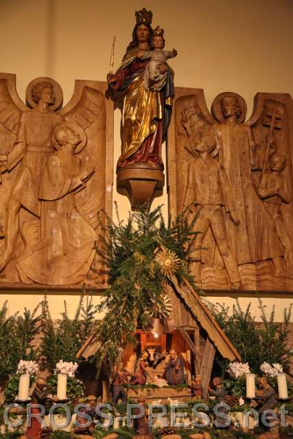 2015.01.07_18.36.26.JPG - Don Bosco und sein Schüler Domenico Savio verehren Maria als Himmelskönigin mit dem gekrönten Jesuskind, darunter die Weihnachtskrippe.