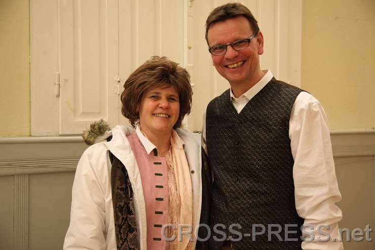 2015.01.07_21.10.08.JPG - Geschäftsführer Christian Schmid mit Frau Buchmayer aus Ybbs, die zusammen mit ihrem Mann das Catering übernahm.