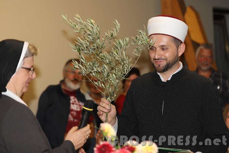 2016.09.16_20.05.09.JPG - Sr. Franziska Bruckner reicht den Olivenzweig Imam Ibrahim Zukić vom Bosnischen Islamischen Verein.