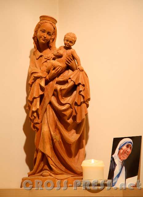 2017.03.25_19.17.13.jpg - Muttergottes-Statue mit Jesus und Bild der hl. Teresa von Kalkutta.
