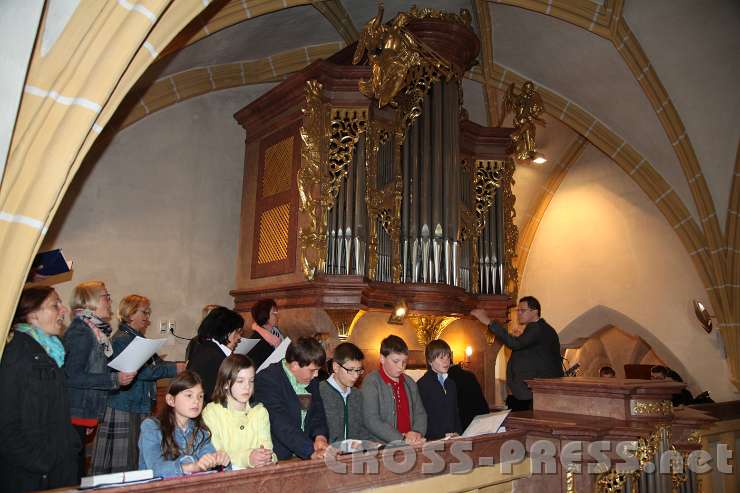 2014.05.10_09.06.25_01.jpg - Mitglieder der Musikkapelle und der Aschbacher Kinderchor umrahmten die Messe musikalisch.