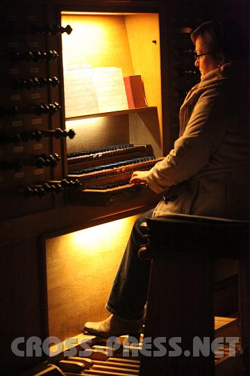 2010.12.17_07.09.38_01.jpg - Zur feierlichen Messe gehrt die Orgelbegleitung.  Organistin Fr.Pernkopf.