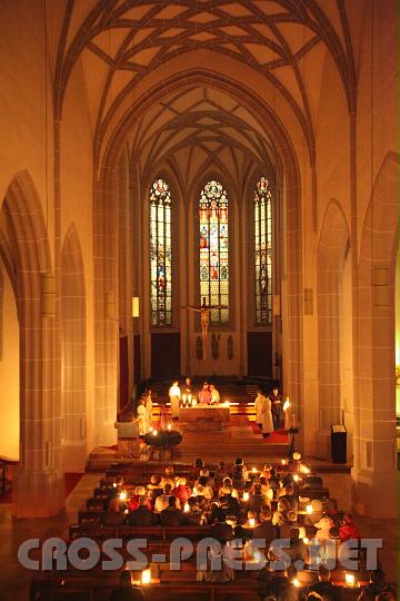2010.12.17_07.29.46.jpg - Ist die Strombeleuchtung berhaupt notwendig ?  Auch die mitgebrachten Laternen knnen eine hohe gottische Kirche, wie die in Haag, ausreichend und sehr stimmungsvoll ausleuchten.