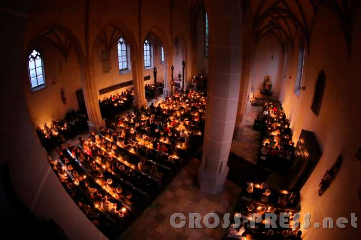 2017.04.15_19.51.05.jpg - Blick vom Chor auf die von Kerzen und Laternen beleuchtete Kirche.