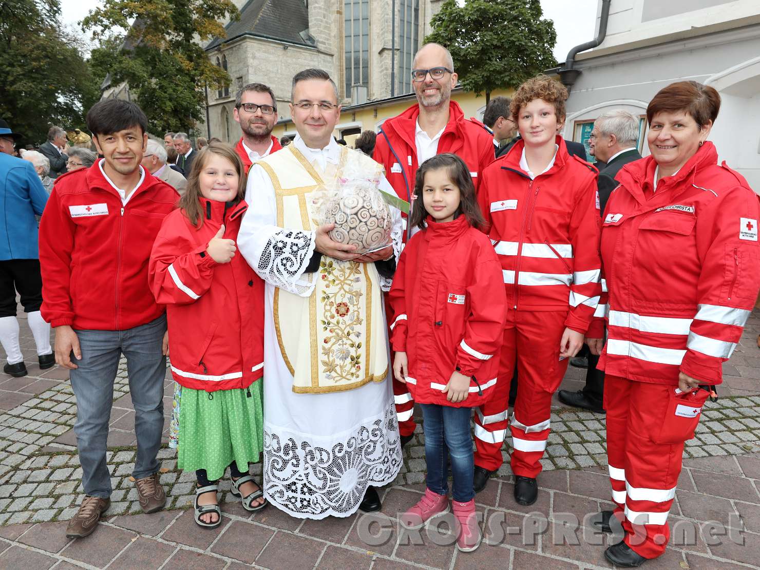 2017.09.10_18.21.18.jpg - Mitglieder vom Roten Kreuz, Bezirksstelle Haag, mit Pfarrer Nikolaus.