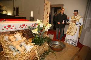 Pfarrer Vidović segnet Wasser am Dreikönigstag Am Vigiltag vor dem Dreikönigsfest werden zum Andenken an die Taufe Jesu Wasser und Salz geweiht.