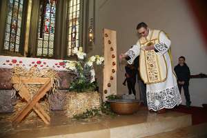 Pfarrer Vidović segnet Wasser am Dreikönigstag