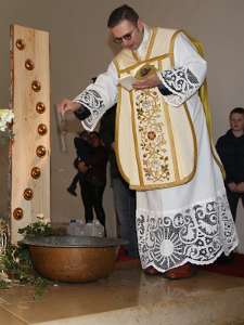 Pfarrer Vidović segnet Wasser am Dreikönigstag Pfr. Vidovic streut das geweihte Salz, das gleichsam vor Verderbnis schützen soll, ins gesegnete Wasser.