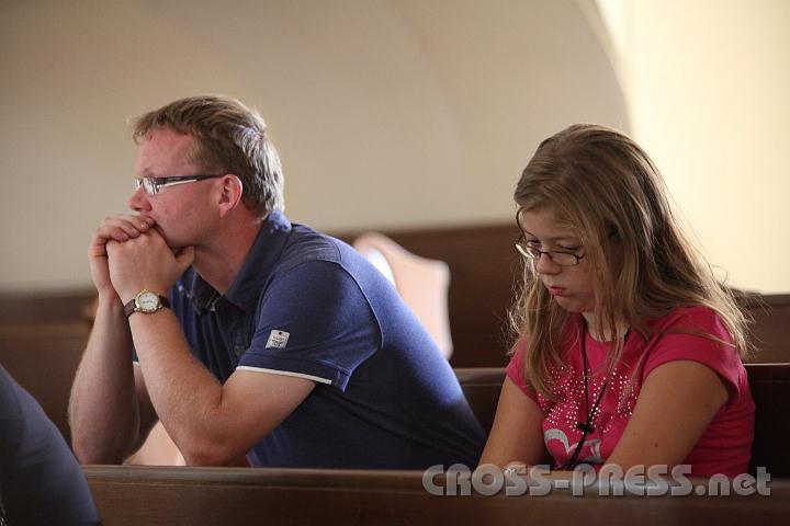 2011.09.18_11.32.39.jpg - Vereinzelt aber doch kamen während des Kirtages Menschen, auch ganze Familien, in die Kirche zum Beten.