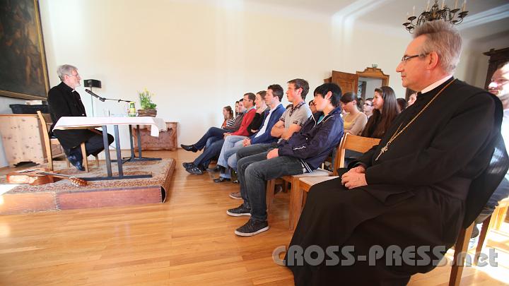 2011.04.02_15.14.18.jpg - Abt Ambros Ebhart, hier beim Vortrag von P.Müller, war die ganze Veranstaltung hindurch mit den Jugendlichen.
