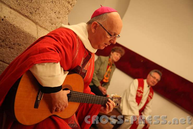 2013.05.03_19.52.57.jpg - Der Bischof selbst greift zur Gitarre und singt nach der Kommunion stellvertretend für alle ein Danklied.