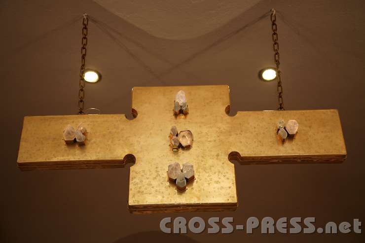 2013.05.03_20.01.28.jpg - Kruzifix mit Bergkristalen in der Krypta.