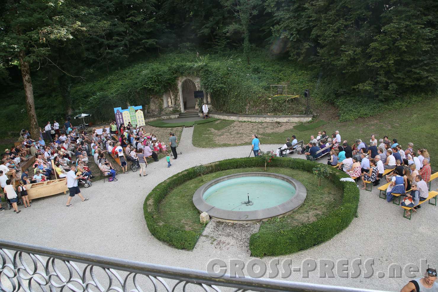 2017.07.29_16.35.48.jpg - Blick zur "Bühnen-Grotte" im Schlosspark.
