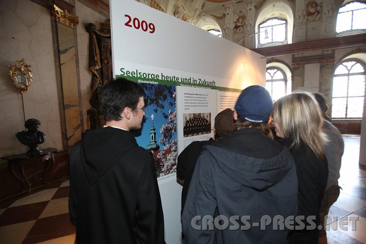 2009.04.24_16.32.56.jpg - Frater Florian als Ausstellungsfhrer.