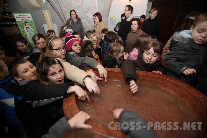 2009.03.26_16.33.34.jpg - Beim ersten Weg-Gottesdienst lernen die Kinder katholische Grundrituale in einer Kirche.  Diesmal erstrmten sie regelrecht das Weihwasserbecken.  :)