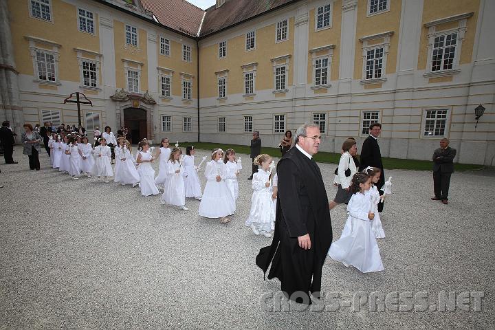 2009.05.21_11.23.34.jpg - Nach der Erstkommunionsmesse erwartete die Kinder eine Jause im Benediktussaal.