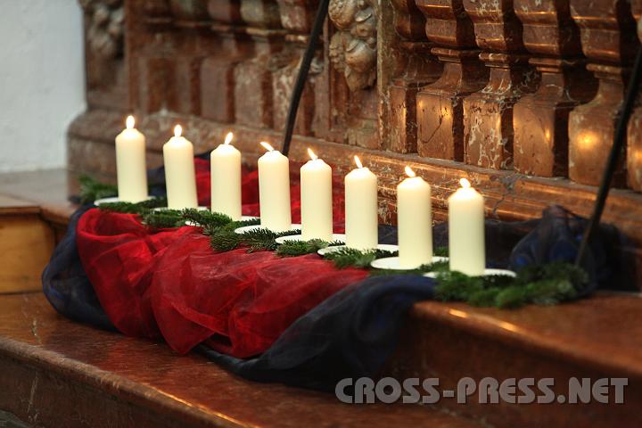2009.11.29_10.57.27.jpg - Die Lichtsymbolik des Advent, dargestellt in einer Kerzenreihe.