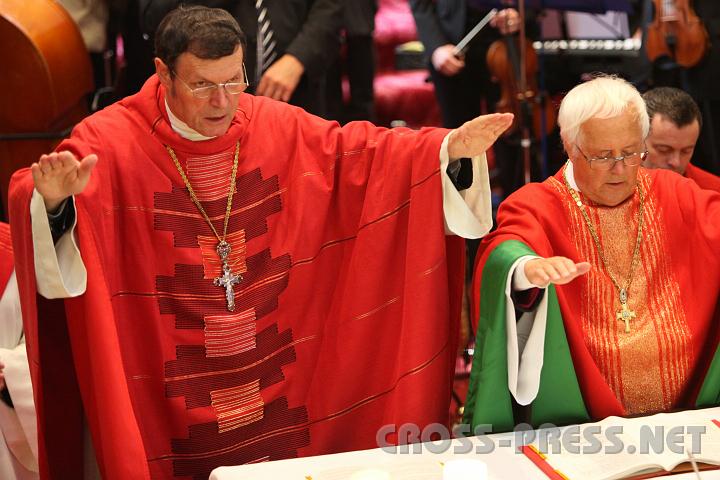 2010.05.22_08.44.41.jpg - Abt Berthold Heigl und Propst Raimund Breiteneder beten, dass der Heilige Geist ber die Firmlinge komme.