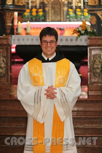 2010.07.11_12.07.17.jpg - Neupriester P.Florian Ehebruster strahlt vor Freude nach seiner Klosterprimiz.