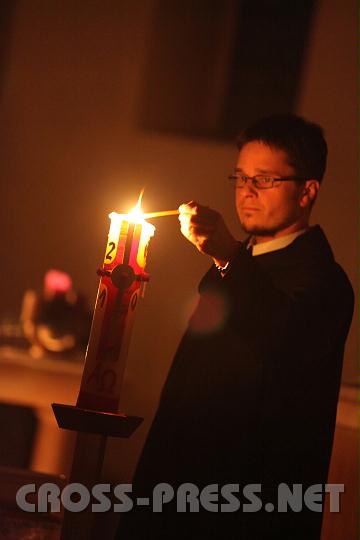 2010.12.03_21.37.06.jpg - P. Florian beim entznden seiner Kerze.
