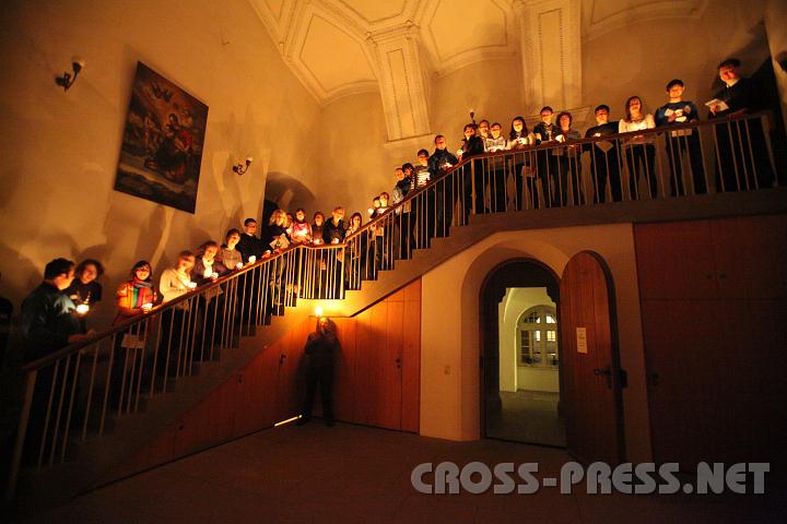 2010.12.03_22.02.58.jpg - Nach der Vesper in der Ritterkapelle  beschlossen alle Jugendlichen, ins Kloster einzutreten und machten sich gleich auf den Weg nach oben in die Klausur. ;)))