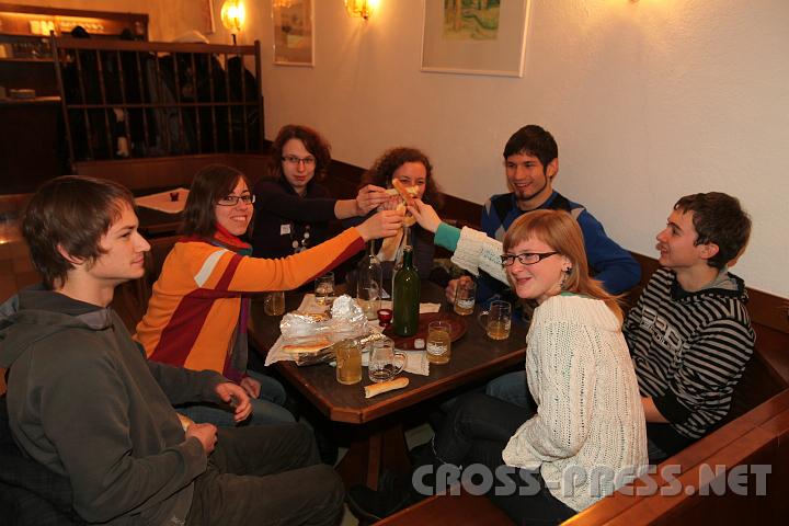 2010.12.03_22.13.33.jpg - Anschlieend treffen sich die Jugendlichen im "Stberl" und genieen das Zusammensein bei Natursften und Pizzastangerln.