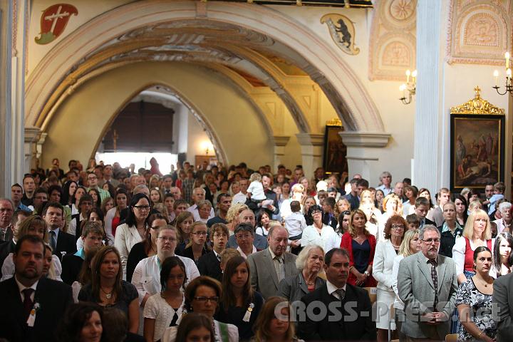 2011.06.11_11.13.33.jpg - Die Firmlinge und ihre Verwandten füllten die Stiftskirche bis zum Eingang.