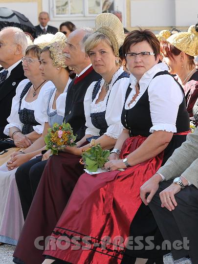 2012.08.15_10.04.41_c.jpg - Bürgermeister Karl Latschenberger (Biberbach), Familienlandesrätin Barbara Schwarz und LAbg. Michaela Hinterholzer wissen Tradition zu schätzen.