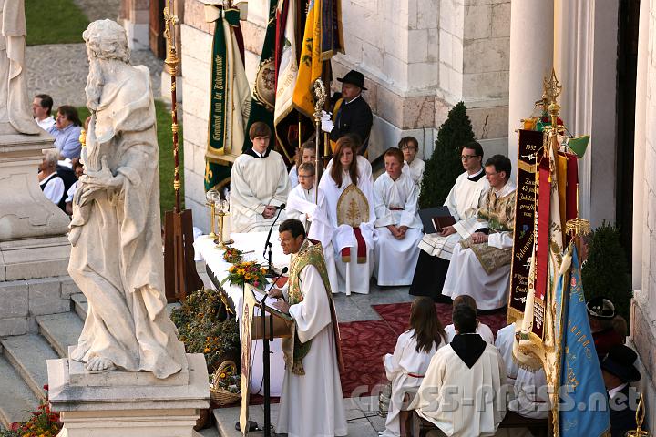 2012.08.15_10.26.39_01.jpg - Abt Berthold bei seiner Predigt zum großen Marienfeiertag, an dem Katholiken der Aufnahme der Mutter Jesu mit Leib und Seele in den Himmel gedenken.   Dieser Glaubensinhalt wurde von Papst Pius XII. am 1.Nov.1950 als Dogma verkündet.