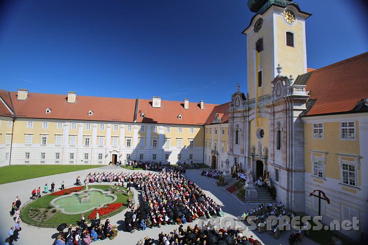 2012.08.15_10.33.00.jpg - Die Stiftskirche der Benediktiner in Seitenstetten ist der Himmelfahrt Mariens geweiht, was ein schÃ¶ner Anlass ist, an diesem Festtag hierher zu pilgern.