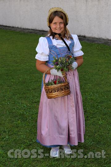 2012.08.15_11.39.56.jpg - Goldmädchen mit Blumenkorb