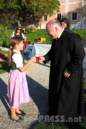 2012.09.16_17.22.17_01.jpg - Freudig überrascht nimmt P. Petrus sein Getränk entgegen.