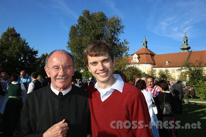 2012.09.16_17.23.19.jpg - P. Altmann mit einem ehemaligen Schüler des Stiftsgymnasiums aus Prag.
