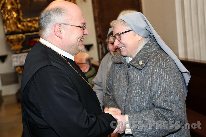 2013.02.08_13.10.32.jpg - Auch die Seitenstettner Franziskanerinnen beglückwünschten P.Petrus zu seinem neuen verantwortungsvollen Amt.