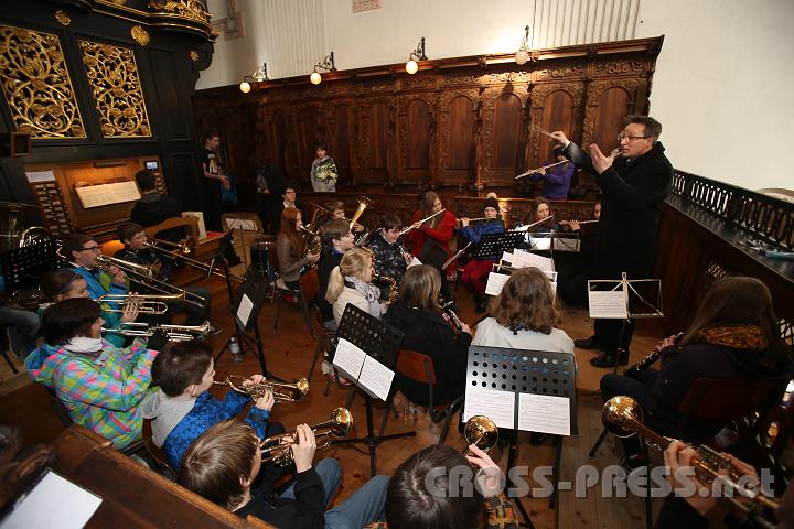 2013.03.21_09.55.59.jpg - Am Chor: das Schulorchester unter der Leitung von Prof. Markus Krenn.