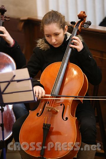 2013.03.21_10.32.18.jpg - Miriam Deinhofer am Cello.