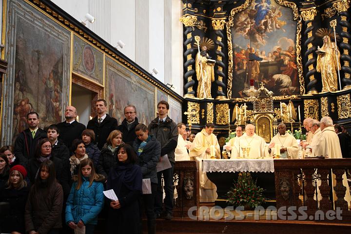 2013.03.21_10.37.28.jpg - Chor (links im Bild) und Orchester des Gymnasiums gestalteten die Messe.