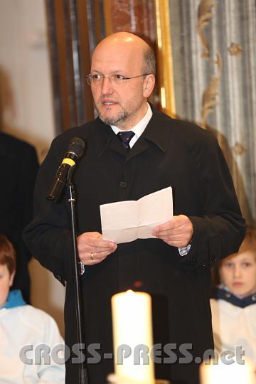 2013.03.21_11.04.21.jpg - Prof. Josef Wagner dankt Abt Berthold für die Erneuerung der Schule während seiner Amtszeit, für seine Großzügigkeit und Umsicht.