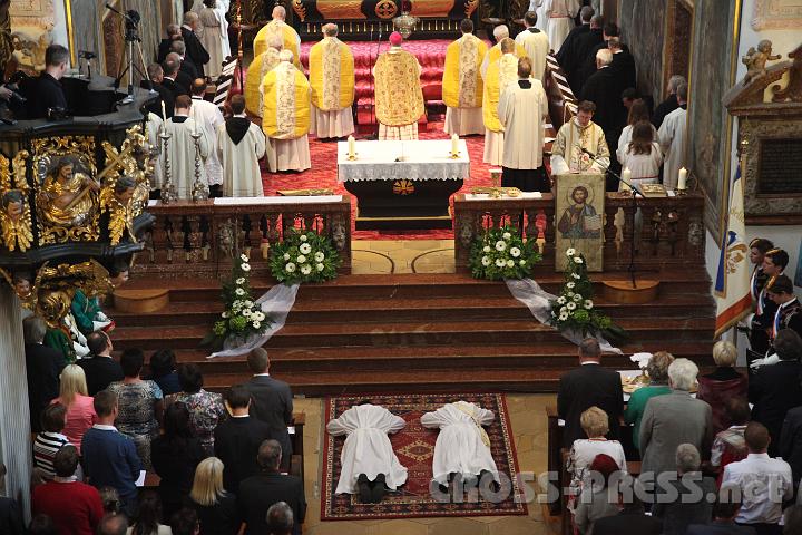 2013.06.30_15.46.19.jpg - Während der Heiligenlitanei liegen die beiden mit ihren Gesichtern zu  Boden vor dem Herrn.