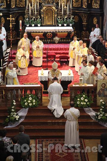 2013.06.30_15.54.25.jpg - Bischof Leichtfried legt Frater Andreas seine Hände auf.